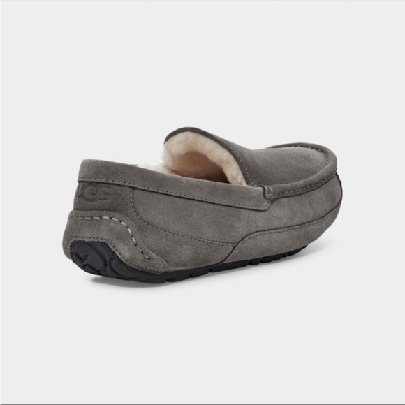 Men’s Sz. 9 UGG Ascot Slippers in good/fair condition - Picture 4 of 8